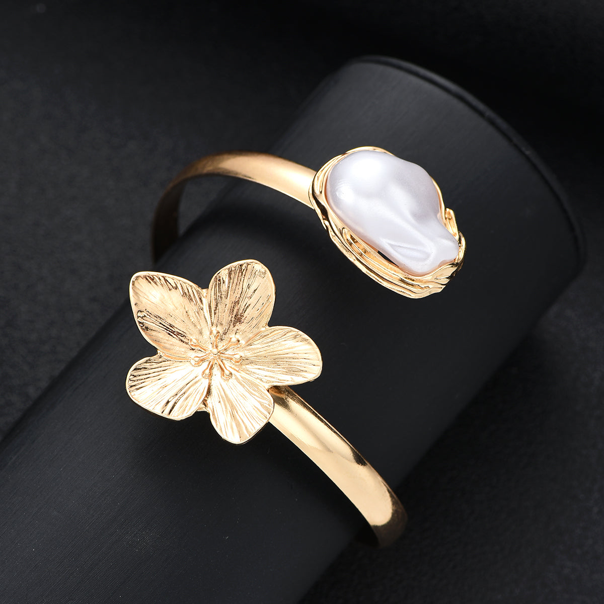 Set di bracciali con fiori e perle