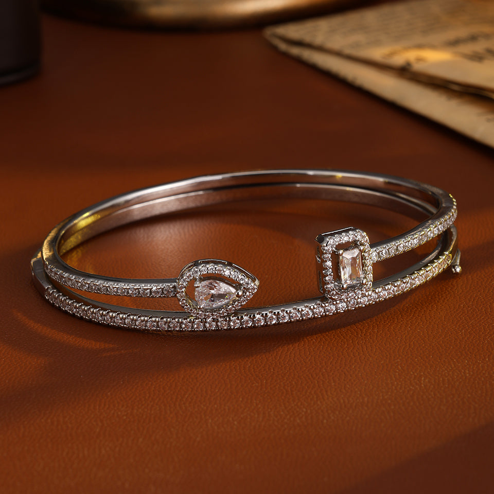 Set elegante di 2 bracciali rigidi in oro con zirconi