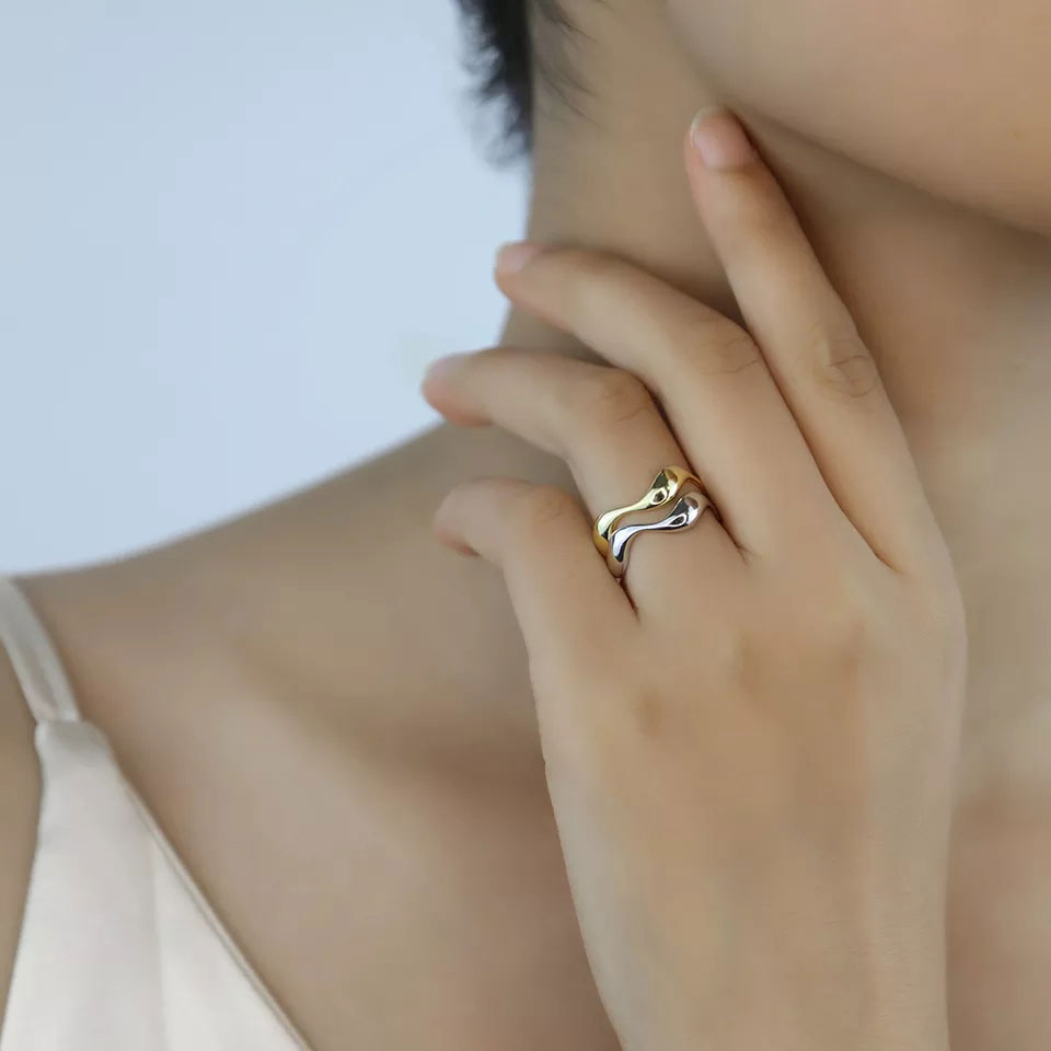 Carisseya | Anello Onda in Oro 18K