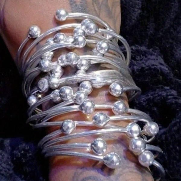 Set di bracciali rigidi con sfere