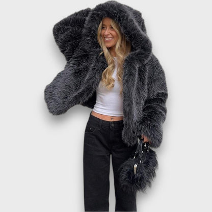 Leyana – Giacca oversize in pelliccia sintetica con cappuccio in grigio fumo