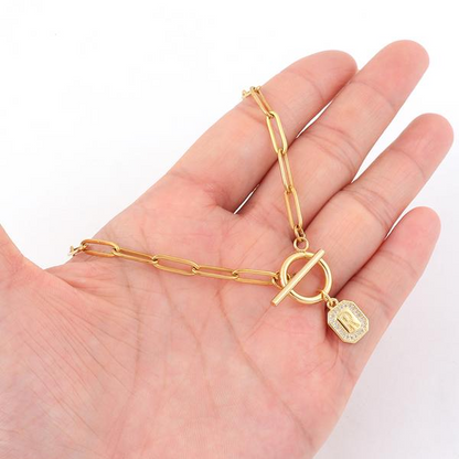 Collana con chiusura a T con iniziale