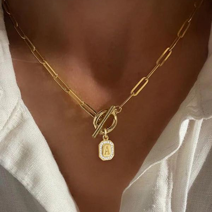 Collana con chiusura a T con iniziale