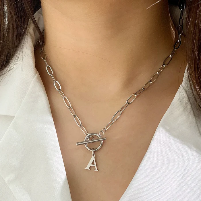 Collana con iniziale a forma di graffetta