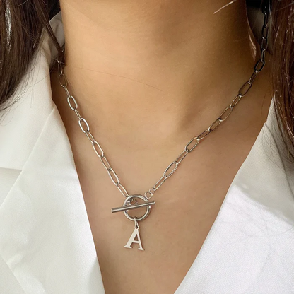 Collana con iniziale a forma di graffetta