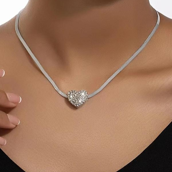 Collana con cuore in strass