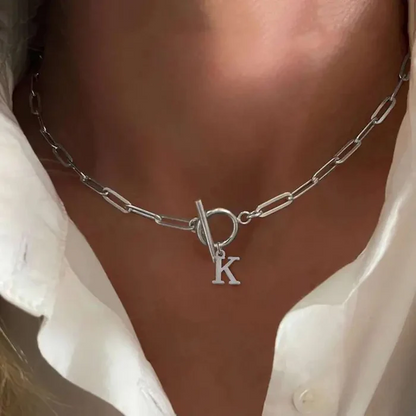 Collana con iniziale a forma di graffetta