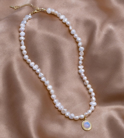 Collana di perle con pietra di luna in oro