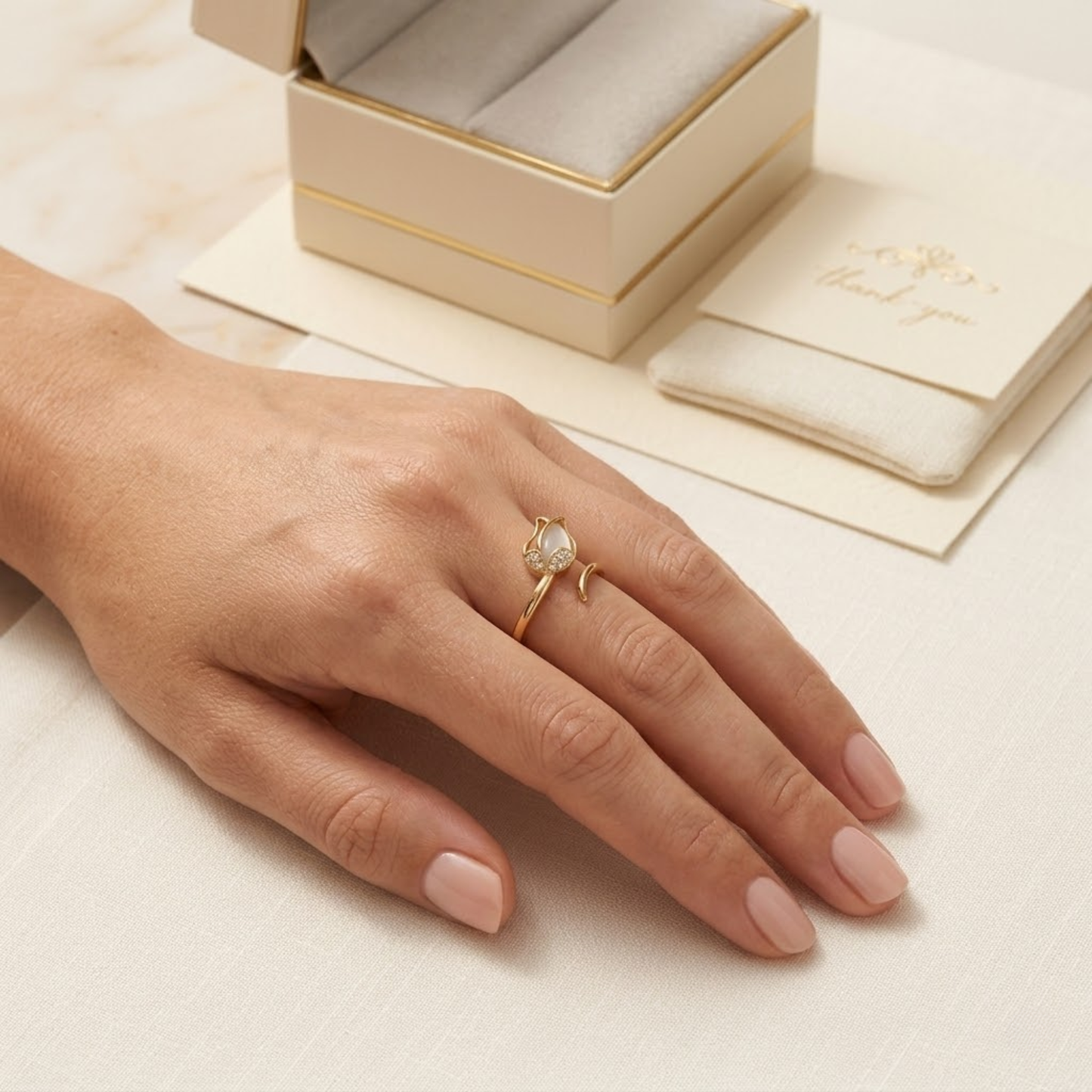 Anello regolabile con fiore dorato