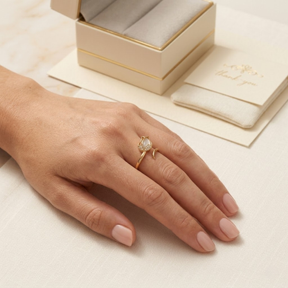 Anello regolabile con fiore dorato