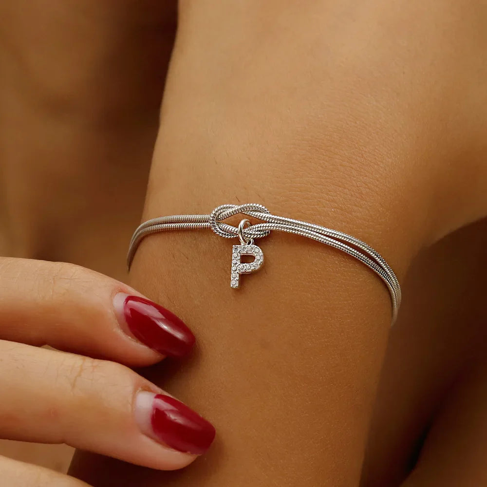 Bracciale con diamante, lettera e nodo d'amore
