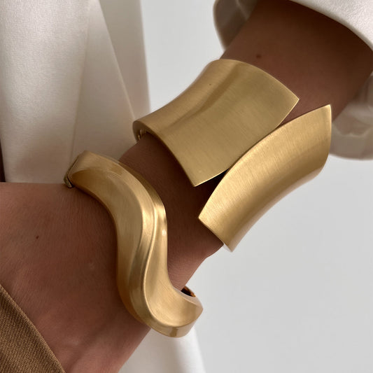 Set di 2 braccialetti in metallo spazzolato astratto