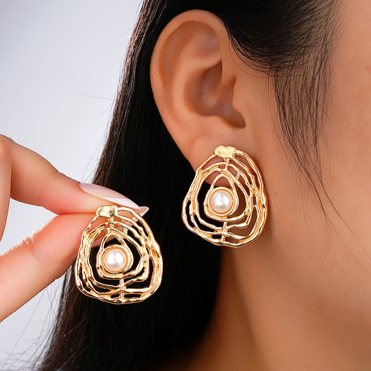 Orecchini pendenti con perle irregolari incastonate