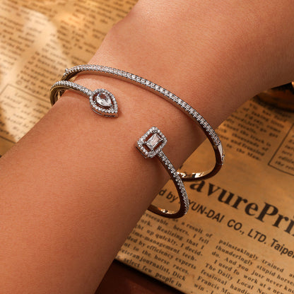 Set elegante di 2 bracciali rigidi in oro con zirconi