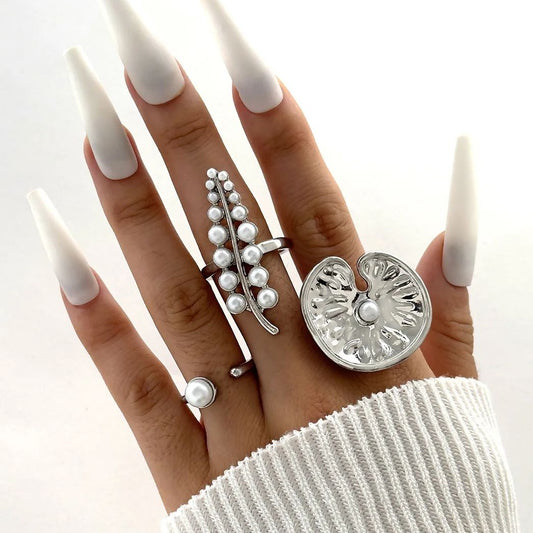 Anello a cuffia con perla e foglia