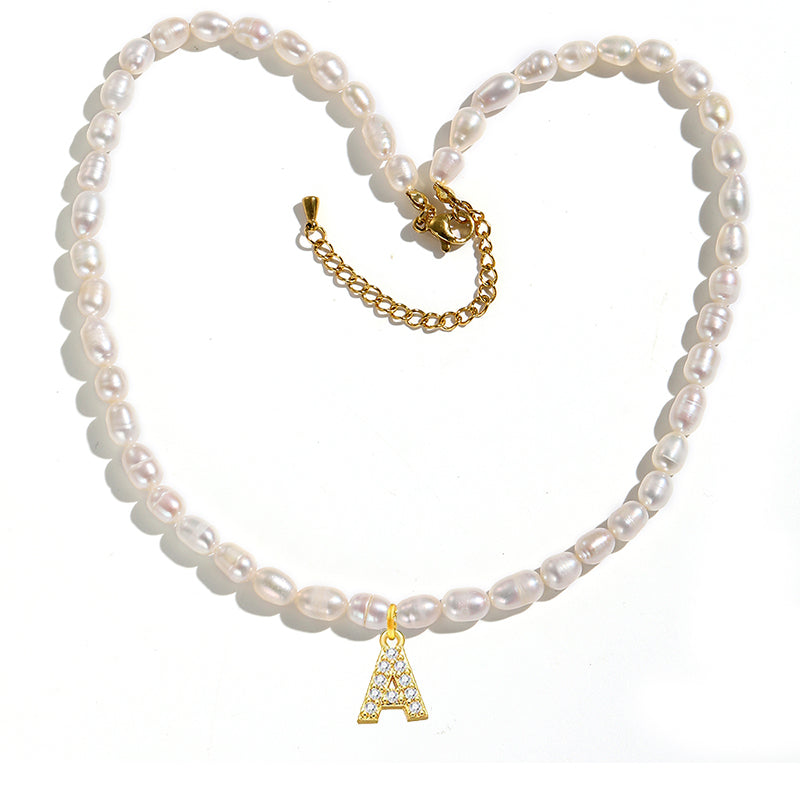 Collana con pendente iniziale in perla d'acqua dolce