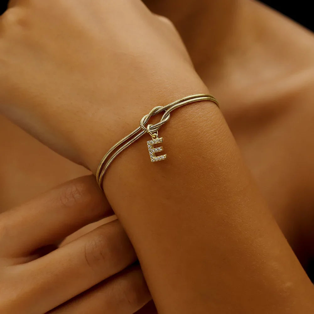 Bracciale con diamante, lettera e nodo d'amore