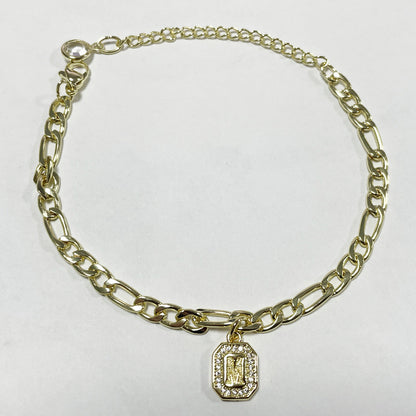 Bracciale con ciondolo iniziale in oro