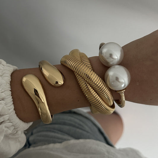 Bracciale a cuffia largo con perle