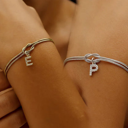 Bracciale con diamante, lettera e nodo d'amore