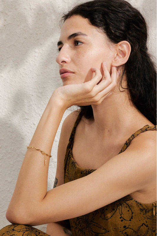 Bracciale con catena in oro e pendenti