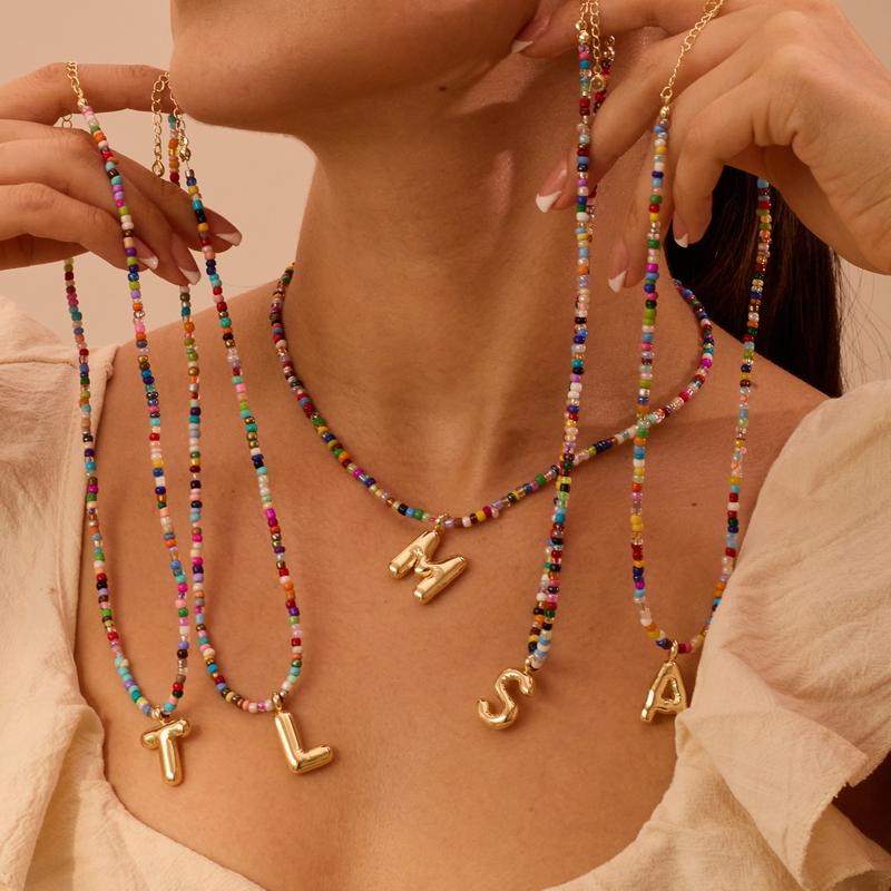 Collana con lettere colorate