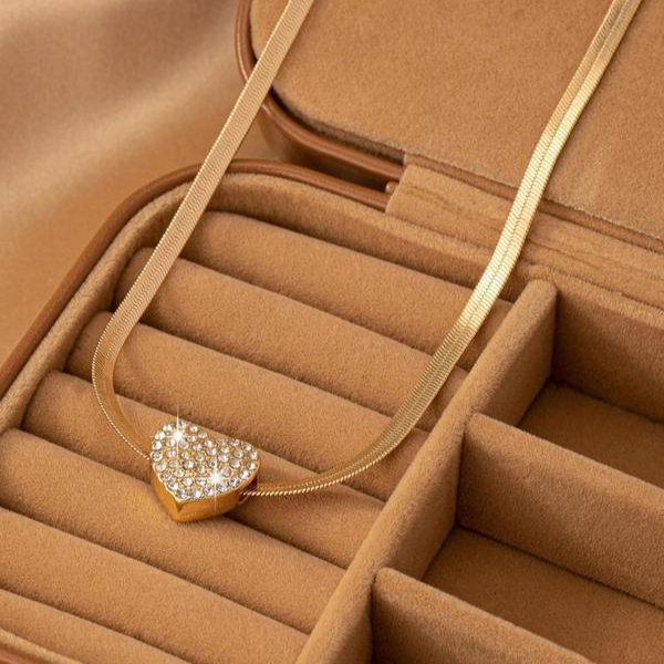 Collana con cuore in strass