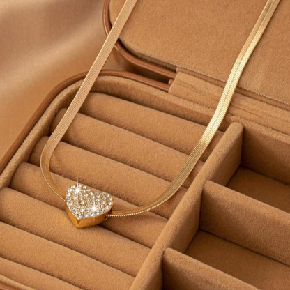 Collana con cuore in strass