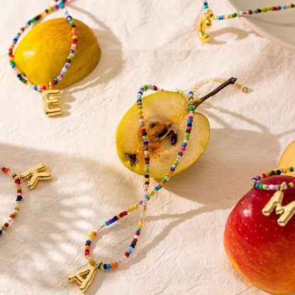 Collana con lettere colorate
