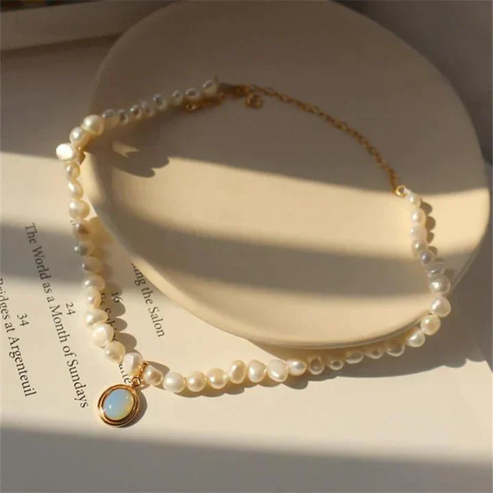 Collana di perle con pietra di luna in oro