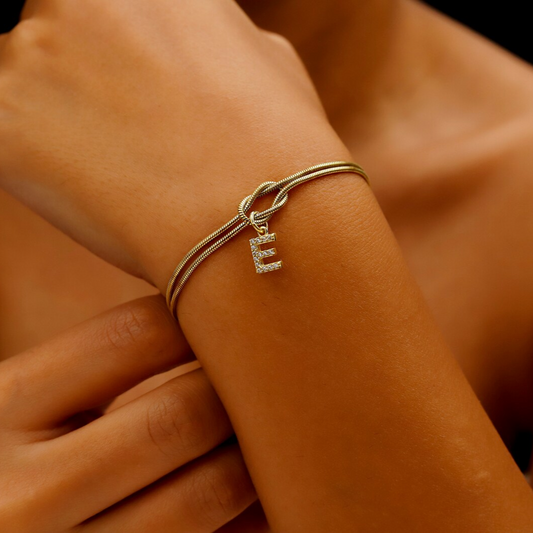 Bracciale con diamante, lettera e nodo d'amore