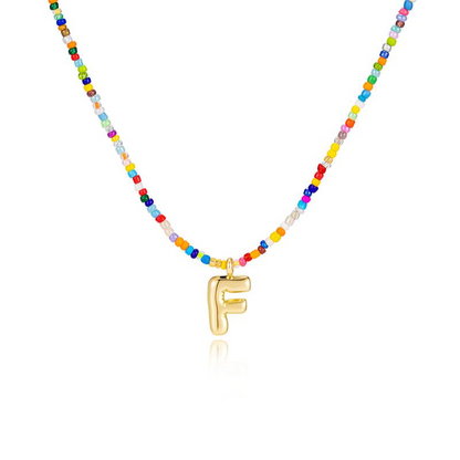 Collana con lettere colorate