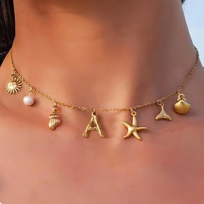 Collana con iniziale a forma di stella marina e conchiglia