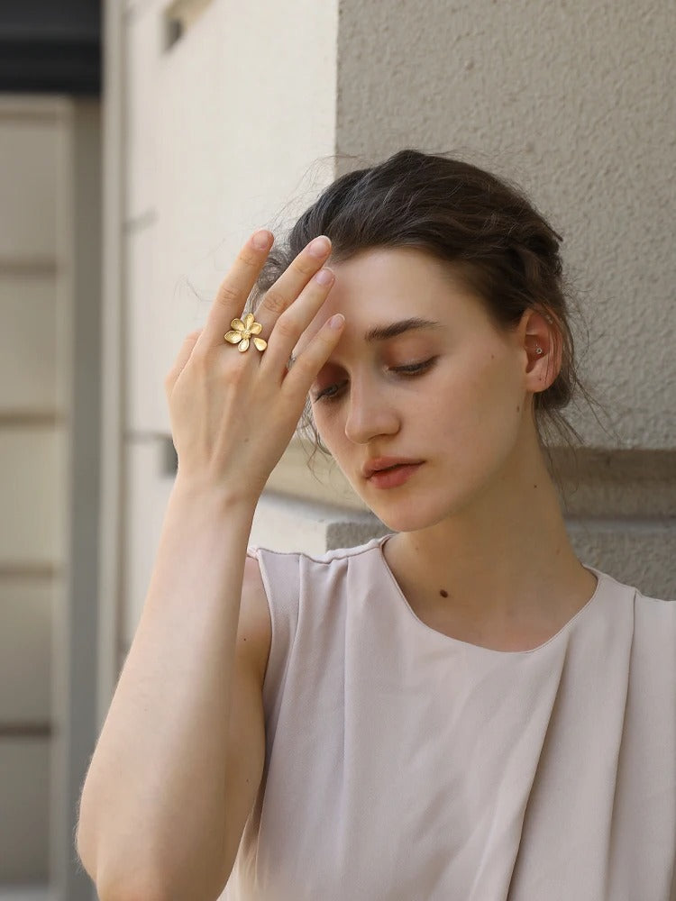 Anello vintage con petali di fiori