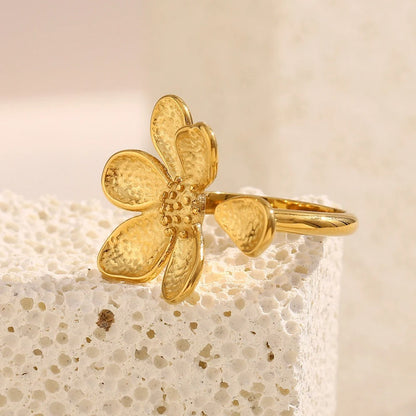 Anello vintage con petali di fiori