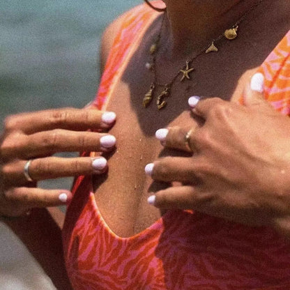 Collana con iniziale a forma di stella marina e conchiglia