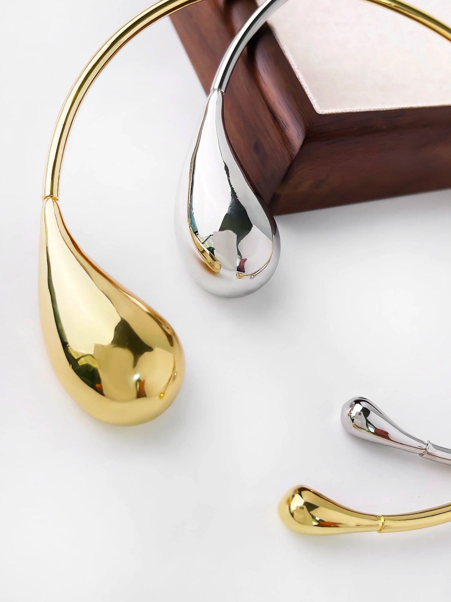 Collana aperta con goccia d'acqua