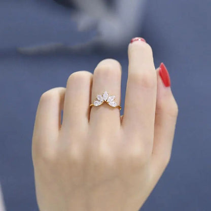 Anello con corona a petali aperti