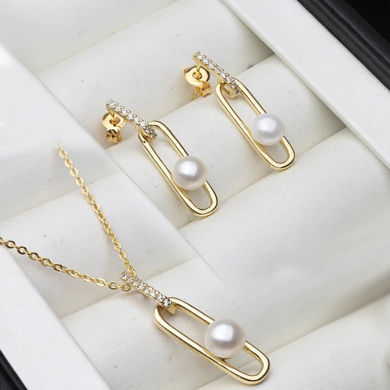 Set collana e orecchini con perle delicate