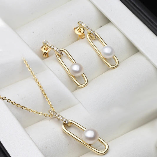 Set collana e orecchini con perle delicate