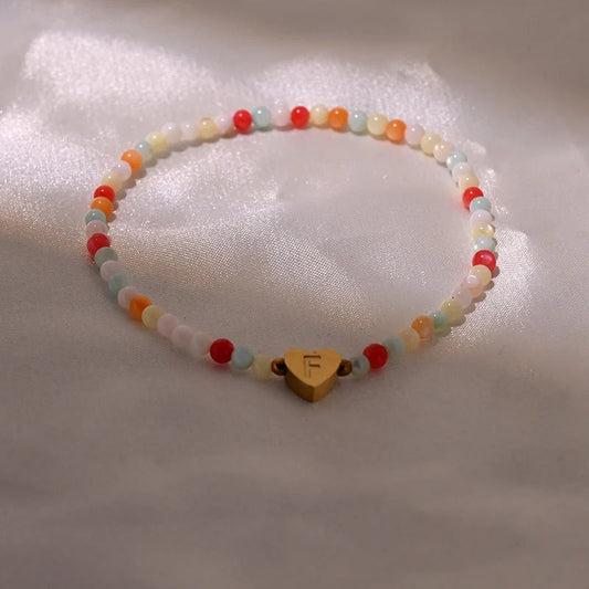 Bracciale con iniziale a cuore in conchiglia naturale