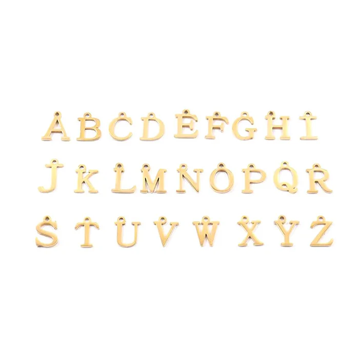 Collana con iniziale a forma di graffetta