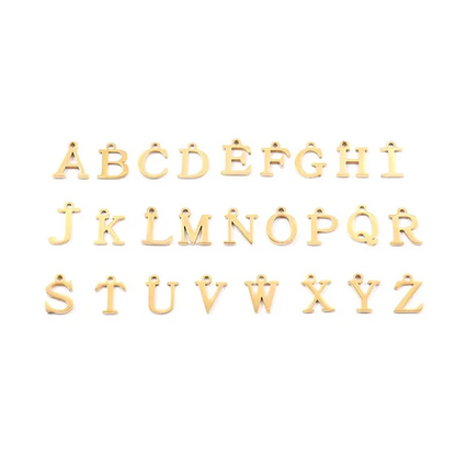 Collana con iniziale a forma di graffetta