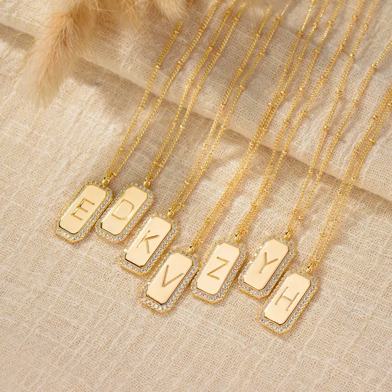 Collana con iniziali a strati delicati